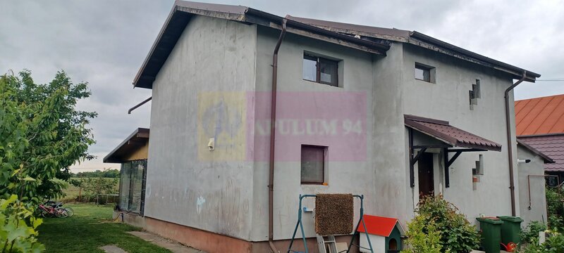 Sabareni, casa 2011, P+M 4 camere + dependinte, curte 500 mp