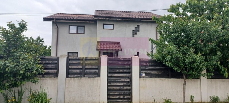 Sabareni, casa 2011, P+M 4 camere + dependinte, curte 500 mp